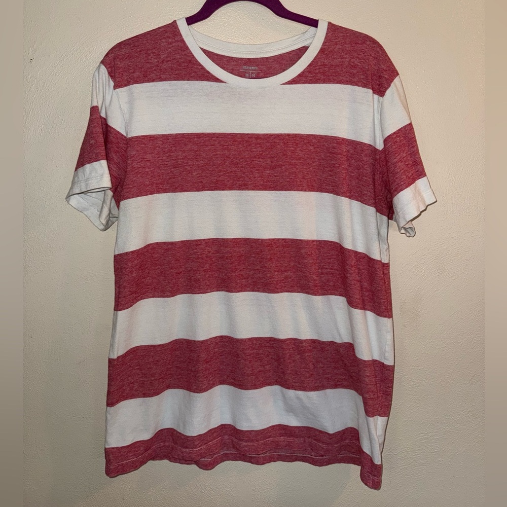 Old Navy Red and White Striped Tee Men’s Medium 100% cotton